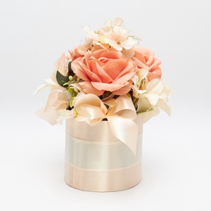 Barack színű rózsás virágbox krém liliommal � elegáns dekoráció / ajándék - otthon & életmód - dekoráció - asztal és polc dekoráció - asztaldísz - Meska.hu