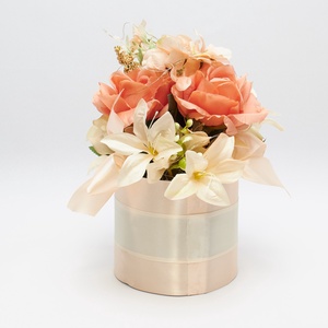 Barack színű rózsás virágbox krém liliommal � elegáns dekoráció / ajándék - otthon & életmód - dekoráció - asztal és polc dekoráció - asztaldísz - Meska.hu