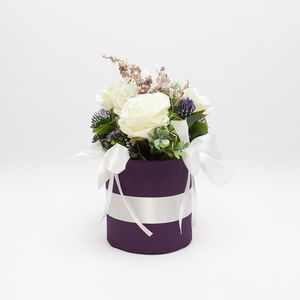 Lila virágbox fehér rózsával – elegáns virágdoboz ajándék és lakásdekor, Otthon & Életmód, Dekoráció, Asztal és polc dekoráció, Asztaldísz, Virágkötés, Ez az elegáns virágbox a lila és fehér színek harmonikus kombinációjával igazán különleges dekoráci..., MESKA