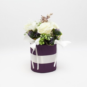 Lila virágbox fehér rózsával � elegáns virágdoboz ajándék és lakásdekor - otthon & életmód - dekoráció - asztal és polc dekoráció - asztaldísz - Meska.hu