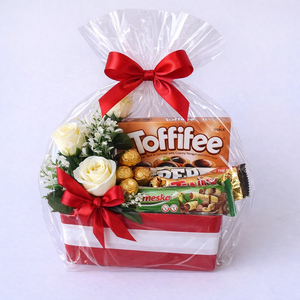 Elegáns csokis ajándékdoboz krém rózsákkal � celofánba csomagolt meglepetés - Meska.hu