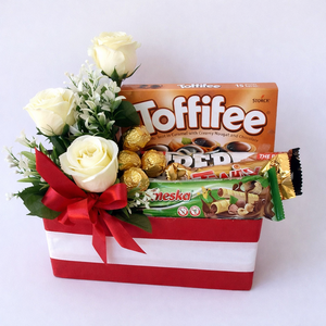 Elegáns csokis ajándékdoboz krém rózsákkal � celofánba csomagolt meglepetés - élelmiszer - édesség - kézműves csokoládé - Meska.hu