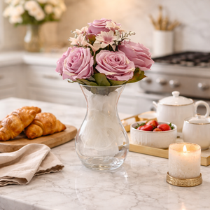 Romantikus, púder rózsaszín virágkompozíció elegáns üveg vázában., Otthon & Életmód, Dekoráció, Asztal és polc dekoráció, Asztaldísz, Virágkötés, MESKA