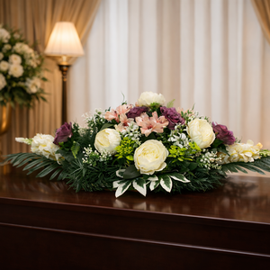 Elegáns rózsás sírdísz – kegyeleti virágkompozíció krém és bordó virágokkal, Otthon & Életmód, Vallás, Temetkezési tárgy, Sírdísz, kegyeleti dísz, Virágkötés, 

Ez a harmonikus, elegáns sírdísz krémfehér rózsákkal, finom bordó árnyalatú virágokkal és lágy ba..., MESKA