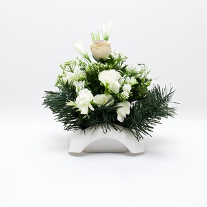 Elegáns fehér temetői dísz rózsával és örökzölddel - otthon & életmód - vallás - temetkezési tárgy - sírdísz, kegyeleti dísz - Meska.hu