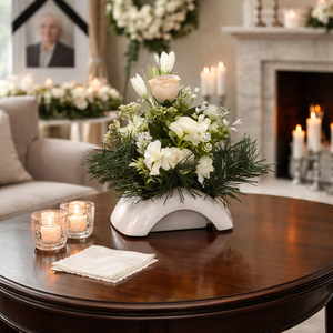 Elegáns fehér temetői dísz rózsával és örökzölddel, Otthon & Életmód, Vallás, Temetkezési tárgy, Sírdísz, kegyeleti dísz, Virágkötés, MESKA