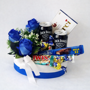 Kék masnis, celofánba csomagolt ajándékbox csokoládéval és italokkal - élelmiszer - édesség - kézműves csokoládé - Meska.hu