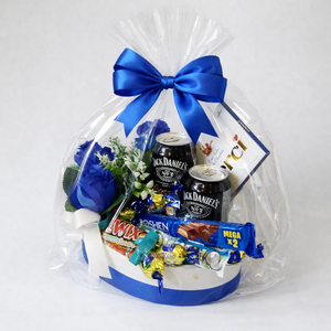 Kék masnis, celofánba csomagolt ajándékbox csokoládéval és italokkal - élelmiszer - édesség - kézműves csokoládé - Meska.hu