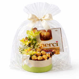 Elegáns zöld ajándékbox csokoládékkal és virágokkal � celofános díszcsomag - Meska.hu