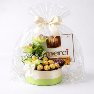 Elegáns zöld ajándékbox csokoládékkal és virágokkal � celofános díszcsomag - élelmiszer - édesség - kézműves csokoládé - Meska.hu