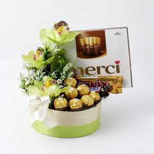 Elegáns zöld ajándékbox csokoládékkal és virágokkal � celofános díszcsomag - élelmiszer - édesség - kézműves csokoládé - Meska.hu