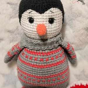 Horgolt pingvin � Ricsi, egyedi amigurumi figura levehető köpenyben - játék & sport - plüssállat & játékfigura - pingvin - Meska.hu