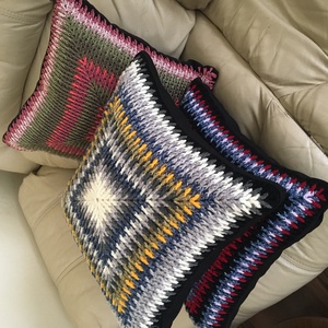 Horgolt díszpárna - otthon & életmód - lakástextil - párna & párnahuzat - díszpárna (belsővel együtt) - Meska.hu