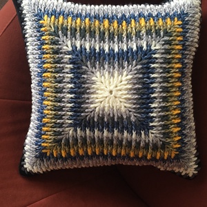 Horgolt díszpárna - otthon & életmód - lakástextil - párna & párnahuzat - díszpárna (belsővel együtt) - Meska.hu