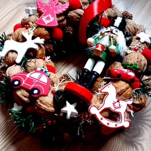 DIÓTÖRŐ ÉS EGÉRKIRÁLY piros-barna-termés  karácsonyi kopogtató,karácsonyi koszorú, ajtódísz, dekoráció KÉSZTERMÉK - karácsony - karácsonyi lakásdekoráció - karácsonyi ajtódíszek - Meska.hu