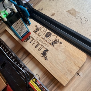 Egyedi gravírozott bambusz vágódeszka fakanállal - otthon & életmód - konyhafelszerelés, tálalás - sütés, főzés - vágódeszka - Meska.hu