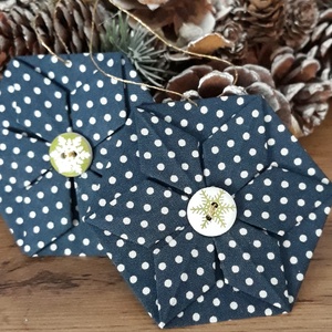 KIÁRUSÍTÁS! Hatszögletű origami hajtogatással készült kék-fehér pöttyös karácsonyfadísz - karácsony - karácsonyi lakásdekoráció - karácsonyfadíszek - Meska.hu