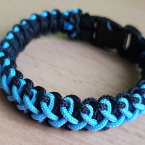 Fekete-világoskék mintás paracord karkötő - ékszer - karkötő - fonott karkötő - Meska.hu
