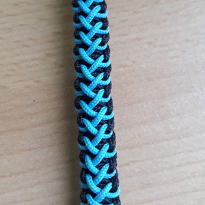 Fekete-világoskék mintás paracord karkötő - ékszer - karkötő - fonott karkötő - Meska.hu