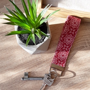 Absztrakt mintás, csuklóra is húzható textil kulcstartó kulcskarikával - táska & tok - kulcstartó & táskadísz - kulcstartó - Meska.hu