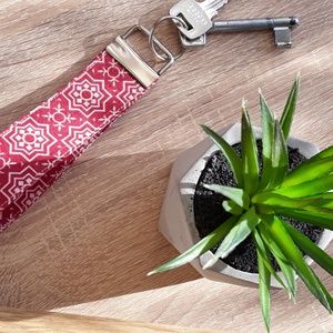 Absztrakt mintás, csuklóra is húzható textil kulcstartó kulcskarikával - táska & tok - kulcstartó & táskadísz - kulcstartó - Meska.hu