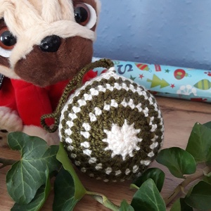 Karácsonyi pulcsis horgolt gömbdísz szett - Zöld-fehér csíkos - karácsony - karácsonyi lakásdekoráció - karácsonyfadíszek - Meska.hu