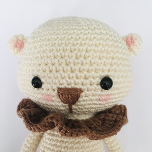 Horgolt fehér maci gallérral - Kedves mackó játék - Amigurumi maci figura - játék & sport - plüssállat & játékfigura - maci - Meska.hu