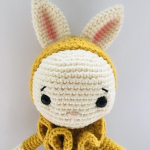 Horgolt kisnyuszi sapkában őszi színben - Amigurumi nyuszi figura gallérral - játék & sport - plüssállat & játékfigura - nyuszi - Meska.hu
