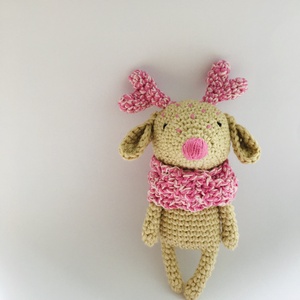 Horgolt rénszarvas figura színes sállal - Amigurumi szarvas rózsaszín sállal - Meska.hu
