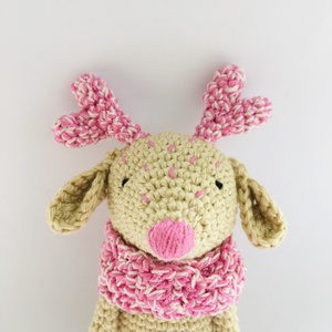 Horgolt rénszarvas figura színes sállal - Amigurumi szarvas rózsaszín sállal - játék & sport - plüssállat & játékfigura - más figura - Meska.hu