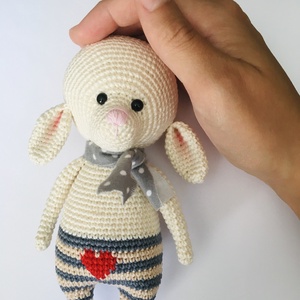 Amigurumi nyuszi sállal virággal - lógó fülű nyúl - lányoknak/fiúknak alvópajti, Játék & Sport, Plüssállat & Játékfigura, Nyuszi, Horgolás, Varrás, Meska