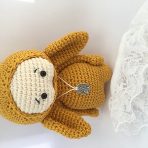 Horgolt amigurumi nyuszi csipke szoknyában sapkával és made with love nyaklánccal - játék & sport - plüssállat & játékfigura - nyuszi - Meska.hu