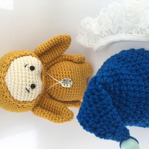 Horgolt amigurumi nyuszi csipke szoknyában sapkával és made with love nyaklánccal - játék & sport - plüssállat & játékfigura - nyuszi - Meska.hu
