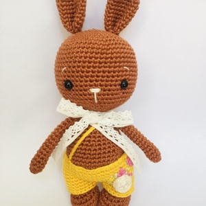 Horgolt nyuszi kisnadrágban - amigurumi őszi nyuszika hímzett nadrágban - csipke masnival - Meska.hu