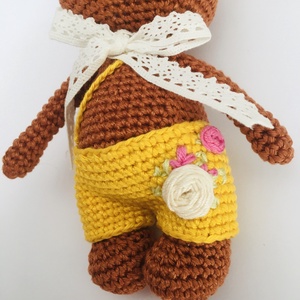 Horgolt nyuszi kisnadrágban - amigurumi őszi nyuszika hímzett nadrágban - csipke masnival - játék & sport - plüssállat & játékfigura - nyuszi - Meska.hu