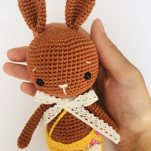 Horgolt nyuszi kisnadrágban - amigurumi őszi nyuszika hímzett nadrágban - csipke masnival - játék & sport - plüssállat & játékfigura - nyuszi - Meska.hu