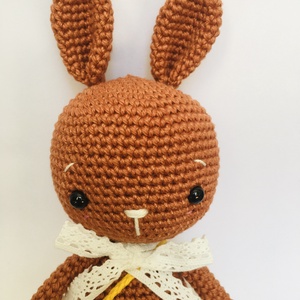 Horgolt nyuszi kisnadrágban - amigurumi őszi nyuszika hímzett nadrágban - csipke masnival - játék & sport - plüssállat & játékfigura - nyuszi - Meska.hu
