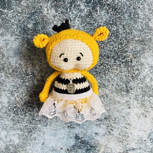 Horgolt méhecske baba csipke szoknyában - mini baba méh - méhecske kisruhában - játék & sport - plüssállat & játékfigura - más figura - Meska.hu