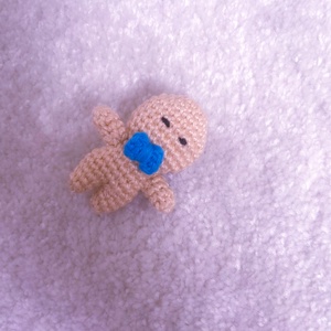 Horgolt mézeskalács figura kitűző - vintage stílusú bross - fiúknak és lányoknak kiegészítő - ékszer - kitűző és bross - Meska.hu