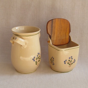 Kék virágos kerámia sótartó diófa fedéllel, és fakanáltartó - otthon & életmód - konyhafelszerelés, tálalás - konyhai tárolás - fűszertartó - Meska.hu