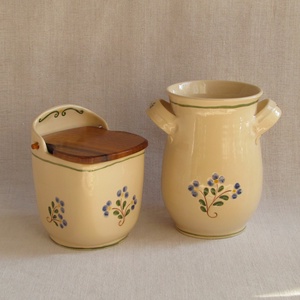 Kék virágos kerámia sótartó diófa fedéllel, és fakanáltartó - otthon & életmód - konyhafelszerelés, tálalás - konyhai tárolás - fűszertartó - Meska.hu