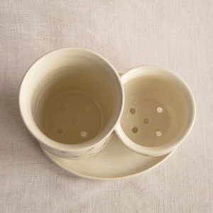 Evőeszköz szárító, két részes, mélyített díszítéssel, rózsaszín festett virágokkal - táska & tok - uzsonna- & ebéd tartó - evőeszköz tartó - Meska.hu