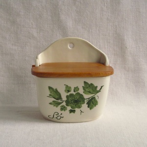 Kerámia sótartó, fa fedéllel, zöld virágos díszítéssel - otthon & életmód - konyhafelszerelés, tálalás - konyhai tárolás - fűszertartó - Meska.hu