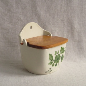 Kerámia sótartó, fa fedéllel, zöld virágos díszítéssel - otthon & életmód - konyhafelszerelés, tálalás - konyhai tárolás - fűszertartó - Meska.hu