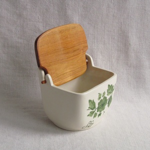 Kerámia sótartó, fa fedéllel, zöld virágos díszítéssel - otthon & életmód - konyhafelszerelés, tálalás - konyhai tárolás - fűszertartó - Meska.hu