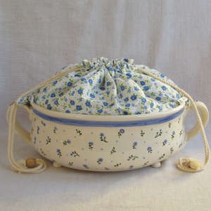 Kenyértartó mázas kerámia edény, világoskék festett virág mintás díszítéssel, hasonló színű textíl kenyérzsákkal - Meska.hu