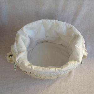 Kenyértartó mázas kerámia edény, világoskék festett virág mintás díszítéssel, hasonló színű textíl kenyérzsákkal - otthon & életmód - konyhafelszerelés, tálalás - konyhai tárolás - kenyértartó - Meska.hu