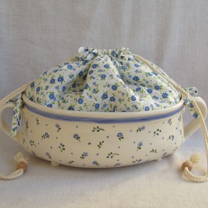 Kenyértartó mázas kerámia edény, világoskék festett virág mintás díszítéssel, hasonló színű textíl kenyérzsákkal - otthon & életmód - konyhafelszerelés, tálalás - konyhai tárolás - kenyértartó - Meska.hu