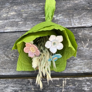 Kerámia virág csokor, Otthon & Életmód, Virágdekoráció, Virágok, Virágcsokor, , Ezeket a csokrokat kis kerámia virágokból állítottam össze. A csokrokhoz száraz növényeket kötöttem..., MESKA