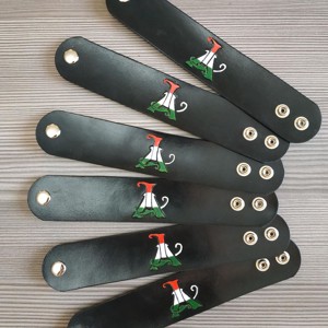 Ismerős Arcok logóval ellátott karpánt - ékszer - karkötő - széles karkötő - Meska.hu